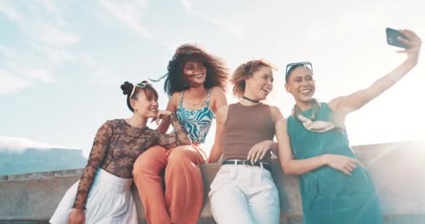 屋外の写真のための街の橋の上の幸せな女性 友人およびセルフィー 日差しの瞬間を撮影するファッションで女性やグループの笑顔 — ストック動画