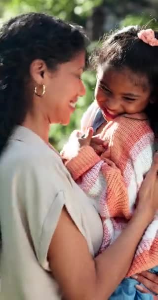 Madre Hija Cosquillas Amor Naturaleza Unión Felicidad Con Cuidado Parque — Vídeos de Stock