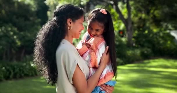 Мать Ребенок Щекочущие Любовью Саду Сближаясь Вместе Счастье Объятиями Природе — стоковое видео
