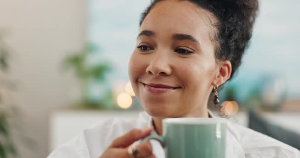 Kobieta Kawa Spokój Kanapie Lub Myślenie Rano Szczęściem Weekend Śniadanie — Wideo stockowe