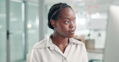 İş, yüz ve siyahi kadın ofiste bilgisayarın başında gülüyor, crm, faq ve program planlaması için. Happy, portre veya Afrika yöneticisiyle çevrimiçi olarak müşteri iletişimi, danışma veya ağ kurulumu için bilgisayar.