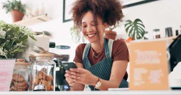 咖啡店里的Barista 快乐女人或社交媒体上的电话 可以在咖啡店里上网或上网 小企业主 微笑或带着技术的侍者在新开的商店里发短信聊天 — 图库视频影像