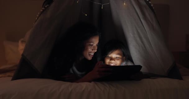 Cama Noite Mãe Com Menina Tablet Conversando Com Diversão Jogando — Vídeo de Stock