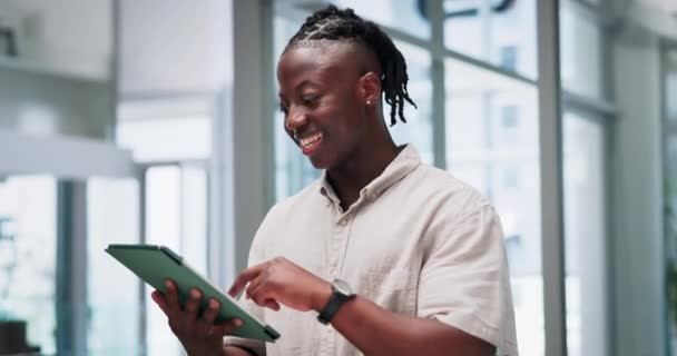 Homme Affaires Heureux Noir Avec Tablette Dactylographie Connexion Avec Agence — Video