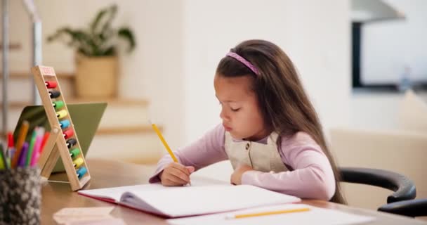 家庭作业 教育和女童写作 学习和思想 以及学生和儿童在客厅里的发展 笔记本 书桌前拿着铅笔和学习数学和知识的孩子 — 图库视频影像
