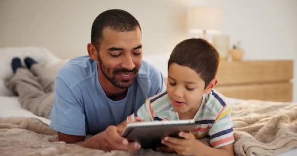 ベッドルーム 男の子と父親 タブレット 週末の休憩で物語を語る笑顔や漫画を入力します 子供の発達 楽しみの喜びまたはアプリが付いている息子または技術が付いている休暇 家または父 — ストック動画