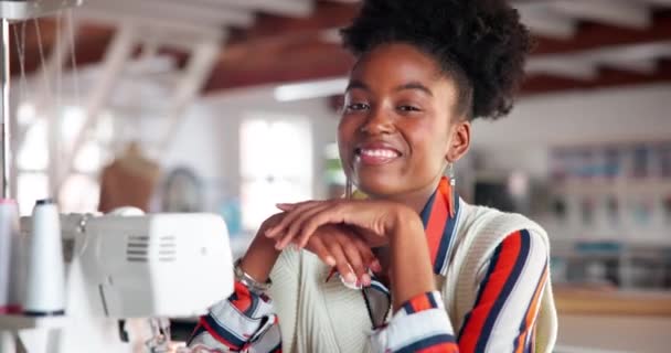 Afrykanka Kobieta Osoba Krawcowa Projektant Mody Uśmiech Modny Styl Wesoły — Wideo stockowe