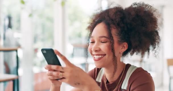 Ресторан Телефон Счастливая Женщина Печатают Социальных Сетях Сети Читают Уведомления — стоковое видео