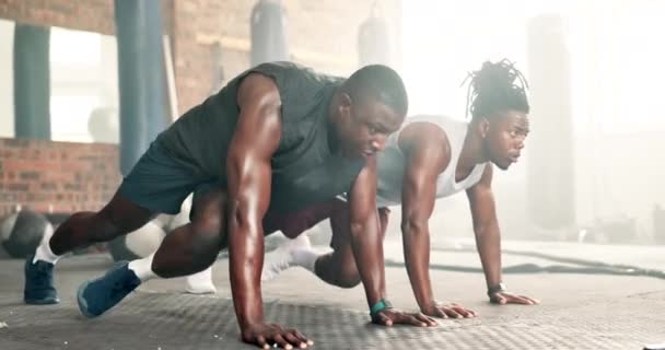 Черный Человек Фитнес Альпинист Упражнения Тренажерном Зале Полу Тренировки Тренировки — стоковое видео