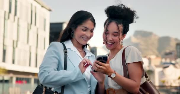 Affärskvinnor Telefon Och Stad För Läsning Sociala Medier B2B Kommunikation — Stockvideo