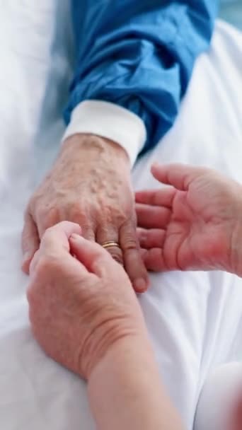 Hospital Cama Mano Ancianos Con Cuidado Apoyo Empatía Salud Confíe — Vídeo de stock