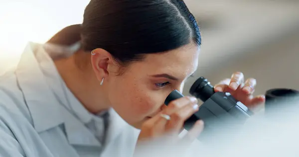 Cząsteczki Mikroskop Lub Kobieta Naukowiec Laboratorium Badań Analiz Medycznych Lub — Zdjęcie stockowe