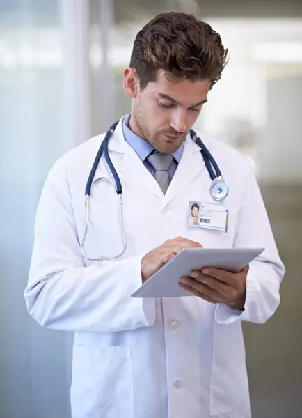 Forschung Tablette Und Arzt Krankenhaus Für Medizinische Informationen Internet Zur — Stockfoto