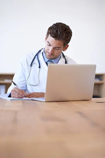 Arzt Laptop Und Notizbuch Zum Schreiben Schreibtisch Für Medizinische Forschung — Stockfoto