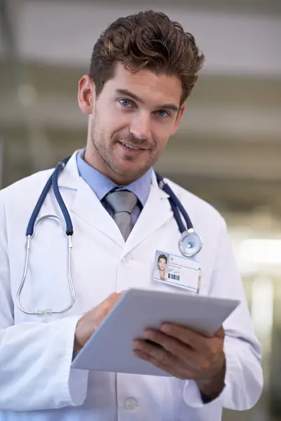 Lächeln Tablet Und Porträt Des Arztes Krankenhaus Für Medizinische Forschung — Stockfoto