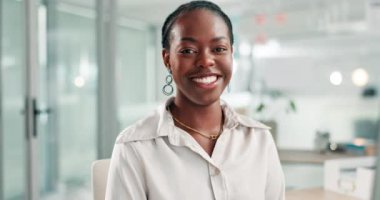 İş, yüz ya da mutlu siyahi kadın ofiste bilgisayarlı, crm, faq ya da pozitif tutum için. Müşteri iletişimi, danışma veya bilgisayar ağı için gülümseyin, portre veya Afrikalı resepsiyonist.
