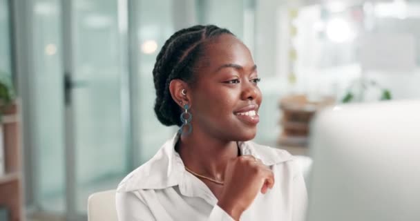 電子メール フィードバック またはオフィスのクライアントレビューのためのコンピュータを読んでいる考え ビジネス女性 ハッピー アフリカのコンサルタント スタートアップ ローン 承認の成功の良いニュースでオンライン — ストック動画