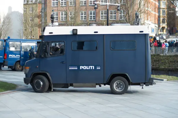 货车和城市为街头公共司法提供交通 安全或保护服务 哥本哈根市区道路上的车辆 执法和户外危险 逮捕和装甲卡车 — 图库照片