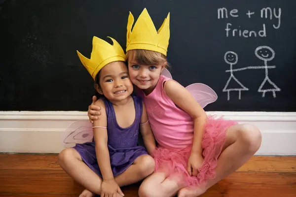 Małe Dziewczynki Przyjaciele Portret Uściskiem Koroną Uśmiechem Dla Miłości Szczęścia — Zdjęcie stockowe