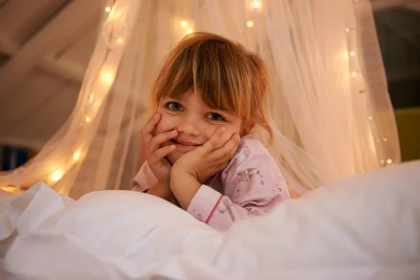 Ložnice Světla Portrét Dítěte Noci Pro Odpočinek Relaxaci Snění Doma — Stock fotografie