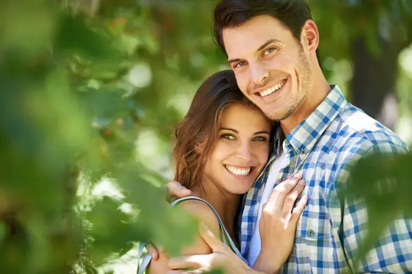 肖像画 快乐的年轻夫妇 在公园里拥抱大自然 在意大利户外拥抱 与恋人的关系和旅行 外出度假的日子 带着爱意放声大笑 — 图库照片