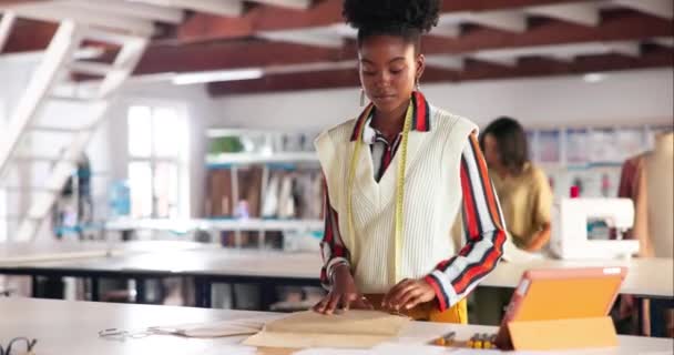 Zwarte Vrouw Modeontwerper Tablet Met Kleding Patroon Lay Out Planning — Stockvideo