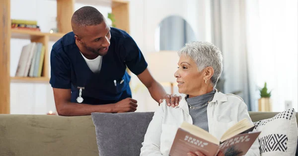 Senior Woman Nurse Sofa Support Conversation Caregiver Living Room Retirement — Stock Photo, Image