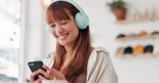 ハッピーな女性 ソーシャルメディア コミュニケーション ネットワーキングのためのヘッドフォンで音楽を聴く 面白いジョーク ミーム またはオンラインチャットのためのモバイルスマートフォンで女性 笑顔または笑う — ストック動画