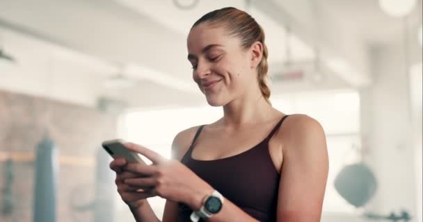 Mulher Feliz Rindo Telefone Ginásio Para Fitness Treino Meme Treinamento — Vídeo de Stock