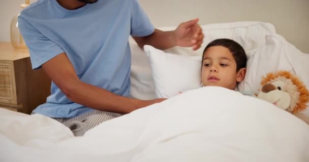 Apa Lázmérő Beteg Gyerek Ágyban Teddy Macival Kényelem Megfázás Vagy — Stock videók
