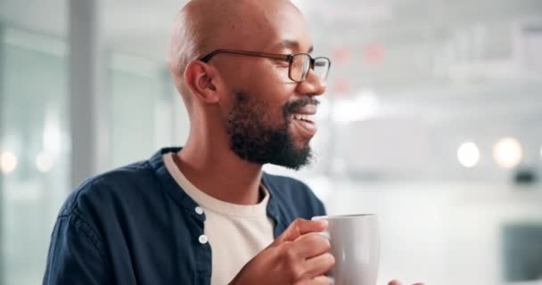 生意人 工作时休息时讨论和喝咖啡 早上用办公室闲话来热饮 在午餐 健康和在工作场所聊天时 是非洲人 设计师和Espresso的放松者 — 图库视频影像