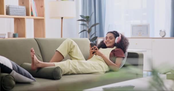 Kopfhörer Telefon Und Glückliche Frau Entspannen Sich Heimischen Wohnzimmer Mit — Stockvideo