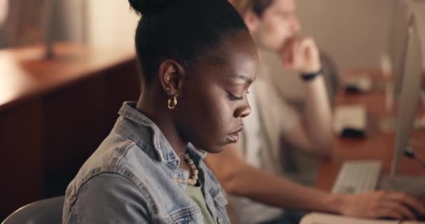 Чернокожая Женщина Компьютер Ночь Рабочем Месте Чтение Статьи Исследования Общение — стоковое видео