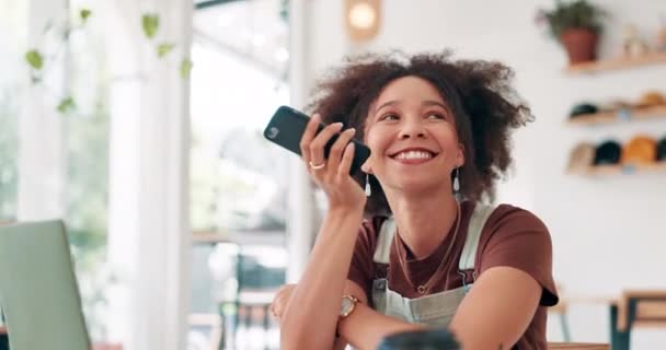 Šťastná Žena Telefon Hlasový Záznam Kavárně Pro Konverzaci Komunikaci Nebo — Stock video