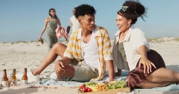野餐和朋友在海滩度假 暑假和周末的自由和冒险 双人约会 男人和女人在沙滩上聊天 在海边放松 — 图库视频影像