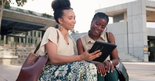 Business Kvinder Tablet Eller Udendørs Sociale Medier Planlægning B2B Kommunikation – Stock-video