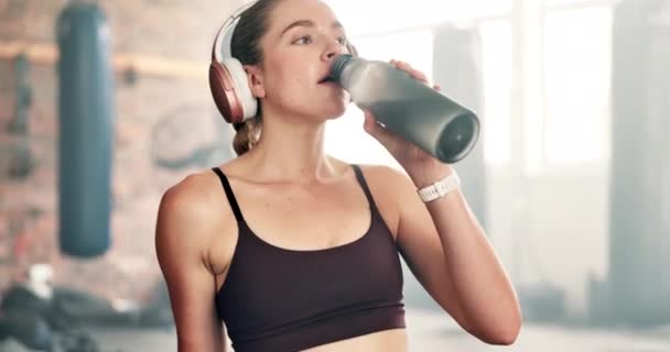 Mulher Fitness Água Potável Com Fones Ouvido Ginásio Para Hidratação — Vídeo de Stock