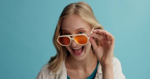 Kobieta Twarz Szaleństwo Okularach Przeciwsłonecznych Studio Szczęśliwy Zabawny Ochroną Przed — Wideo stockowe