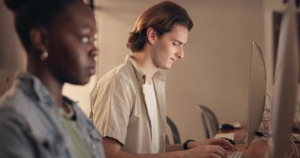 Man Vrouw Computer Nacht Voor Typen Teamwork Strategie Voor Oplossing — Stockvideo