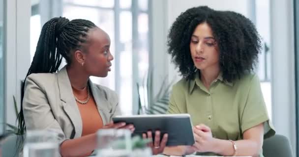 Mulheres Colegas Tablet Conversação Reunião Para Agência Criativa Planejamento Projetos — Vídeo de Stock