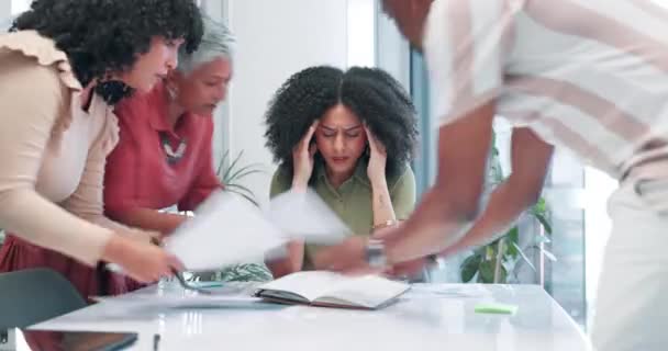 商业女性 因过度劳累 焦虑或精神健康而头疼和压力 与同事 文件和摆在桌面上的工作量在时间上使女性感到沮丧或沮丧 — 图库视频影像