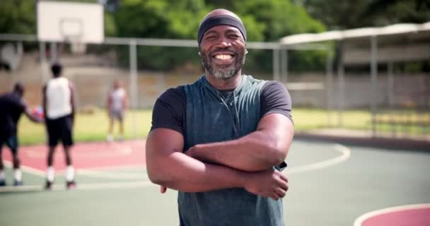 スポーツ 武器は トレーニング 健康のためにバスケットボールコートで黒人男性と交差しました フィットネスチャレンジのために公園で遊んでいる成熟した人の肖像画とハッピー ワークアウト エネルギー — ストック動画