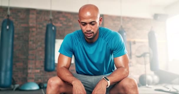 Gimnasio Fitness Hombre Cansado Con Entrenamiento Ejercicio Descanso Para Desafío — Vídeo de stock