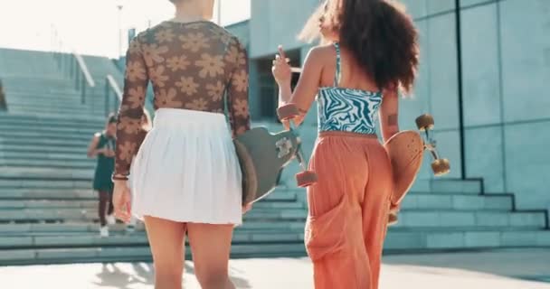 Femmes Amis Promenades Ville Avec Skateboard Mode Conversation Dans Rue — Video