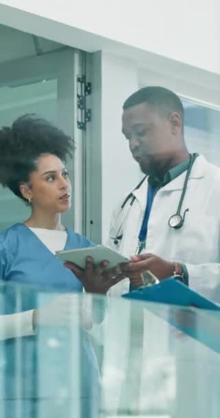 Планшет Обговорення Лікар Медсестрами Лікарні Медичної Діагностики Або Плану Лікування — стокове відео