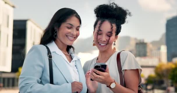Affärskvinnor Läser Mobil Och Stad För Sociala Medier B2B Kommunikation — Stockvideo