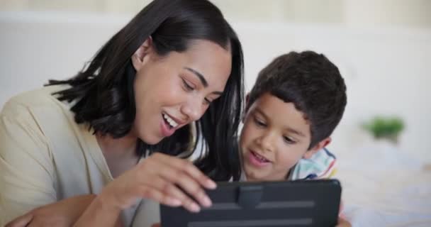 Tafel Glimlach Kind Met Moeder Bed Kijken Naar Video Film — Stockvideo