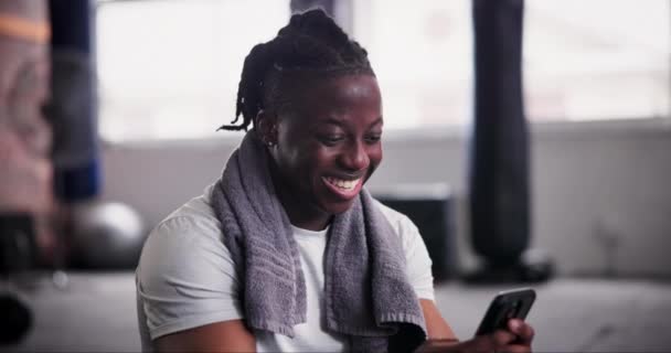 Pria Afrika Telepon Dan Sms Gym Dengan Senyum Untuk Pemberitahuan — Stok Video