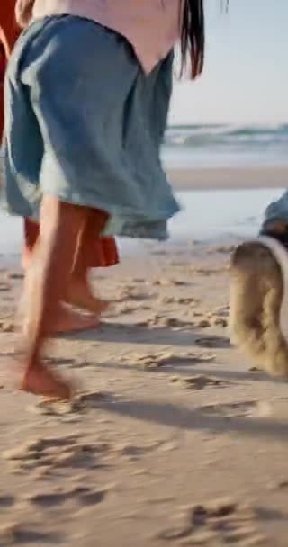 Детские Ступни Пляжный Песок Семейная Ходьба Поддержкой Любовью Заботой Приключениях — стоковое видео