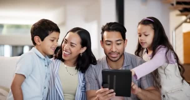 Tablet Feliz Crianças Com Pais Sofá Escolher Filme Filme Show — Vídeo de Stock